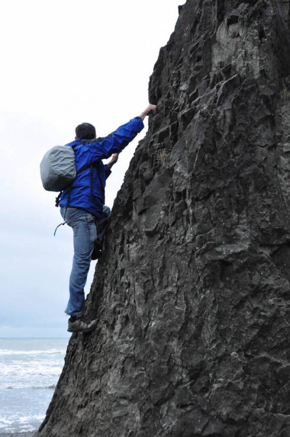 Relembrando as técnicas de escalada em rocha em um bolder na Ruby Beach, no Olympic National Park, no estado de Washington, oeste dos Estados Unidos